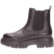 Boots CallagHan -