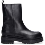 Boots Mohai Easter Island -