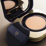 Clé de Peau Radiant Cushion Foundation Puff