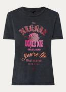 NIKKIE Uniquely Done T-shirt met logoprint