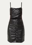 NIKKIE Ilevo mini jurk van imitatieleer met cut-out detail