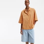Chemise ample en broderie anglaise, manches coudes