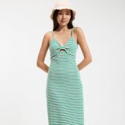Robe longue à fines bretelles, en maille rayée