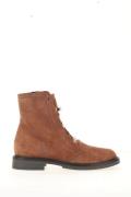 Bottines en cuir suède, bijoux fantaisie devant