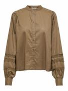 Blouse fluide, col mao, détail broderie