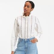 Chemise ajourée et brodée, col volanté